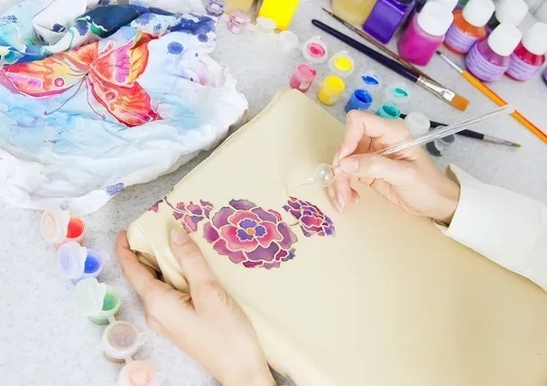 絵を描く女性の手