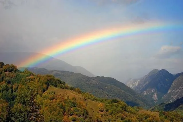 山にかかる虹
