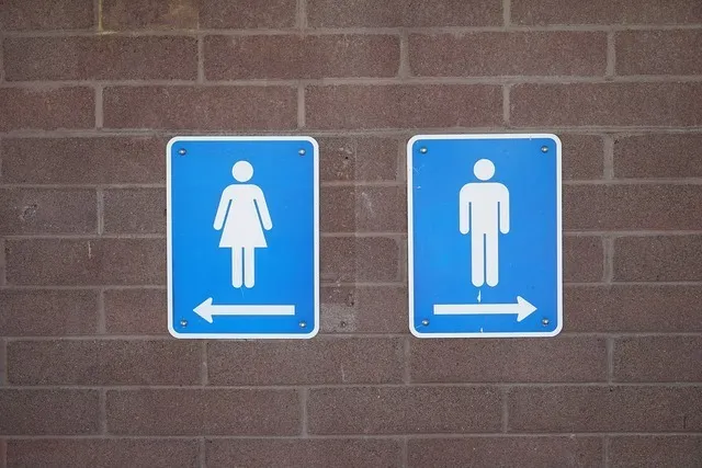 男女のトイレ
