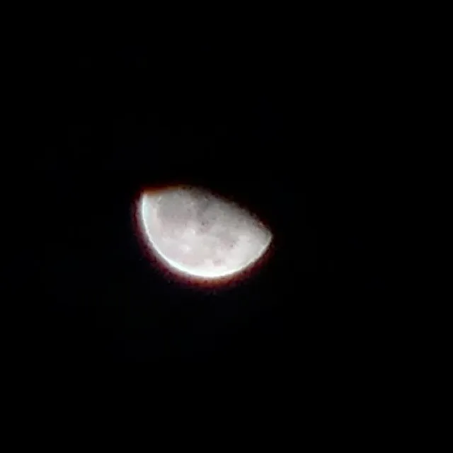 夜空に浮かぶ下弦の月