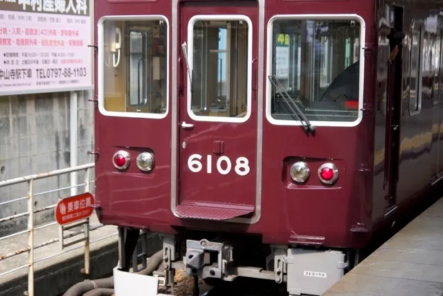 マルーン色が特徴の阪急電車