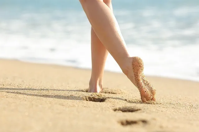 砂浜を歩く
