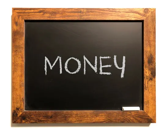 moneyと書かれた黒板