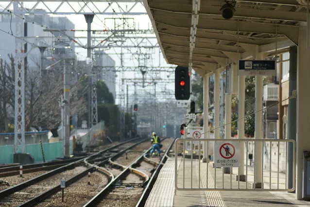 阪急電車が止まる駅のホーム